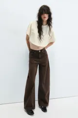 Jeans de tiro alto y estilo extra wide leg, con diseño de cinco bolsillos y lavado desgastado. Cuenta con cierre frontal con cremallera y botón metálico.