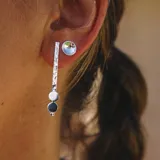 Aros tipo botón de plata 925, con forma cóncava que refleja la luz.