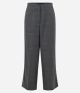 Pantalón de sastrería de corte recto y tiro medio, con estampa a cuadros en tonos de gris. Cuenta con cierre frontal discreto y detalles laterales contrastantes.