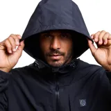 Campera cortaviento Maui and Sons con diseño bicolor en negro y gris oscuro. Cuenta con capucha ajustable con cordones, cierre frontal completo y puños elásticos. Presenta un pequeño logo en el pecho y está confeccionada en tejido resistente.