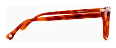 Armazón de acetato color carey, de forma rectangular con monturas finas y lentes de 53 mm de ancho.
