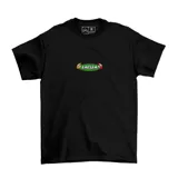 Remera blanca de algodón con estampado gráfico en la espalda que presenta un personaje de hot dog estilo caricatura retro, con el texto Emexem y la leyenda 'Dominando el arte de ser un pancho'.