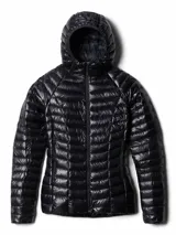 Campera puffer negra con capucha, de diseño acolchado y ultraligero con cierre frontal completo y bolsillos laterales con cremallera.