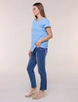 Blusa celeste de tejido pointelle calado, con escote redondo, mangas cortas con dobladillo y presilla con botón, y ruedo curvo.