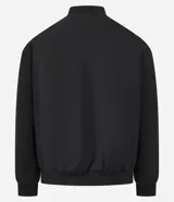 Campera tipo bomber color negro, con cierre frontal, cuello, puños y ruedo acanalados. Presenta parches bordados en el pecho con la bandera de Estados Unidos y el logo de la NASA, además de un bolsillo utilitario con cierre en la manga izquierda.