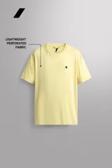 Remera Zara Athleticz de corte relaxed fit, confeccionada en tejido técnico fluido y ligero, en color verde militar. Presenta cuello redondo, manga corta y pequeño estampado a contraste en el pecho.