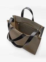 Bolso shopper de estructura cuadrada en color marrón con acabado brillante y textura craquelada. Cuenta con asas de mano y asa larga para hombro en color negro, cierre de solapa interior con cremallera y bolsillo interior. Logo grabado en la parte frontal.