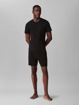 Pack de tres remeras de algodón elástico color negro, con cuello redondo y logo bordado en el bajo.