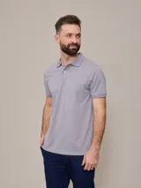 Polo de hombre color gris claro, de manga corta y corte clásico. Confeccionada en algodón con efecto peach.