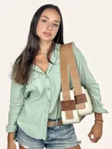 Bolso tipo baguette color crudo con doble correa al hombro de cuero color camel.