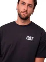 Remera de manga corta color negro con cuello redondo y logo de la marca CAT estampado en el pecho.