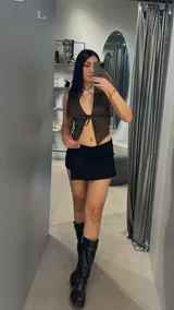 Short pollera negro, tiro alto, con volados en el ruedo.