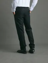Traje de corte slim fit compuesto por saco de dos botones con silueta definida y solapas clásicas.
