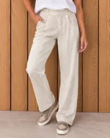 Pantalón de gabardina color verde, de corte recto y tiro alto, con bolsillos delanteros y traseros, presillas para cinto y cierre frontal con botón y cremallera.