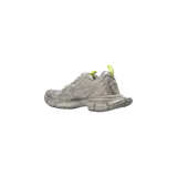 Championes Balenciaga 3XL de efecto desgastado, en tono gris con detalles en verde flúor, diseño voluminoso y suela exagerada.