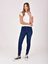 Jean negro de tiro alto, corte chupín, con cinco bolsillos y cierre de botón y cremallera.