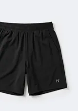 Bermuda deportiva de color negro, con cintura elástica y bolsillos laterales. Presenta un pequeño logo reflectante en la parte inferior de la pierna.