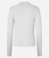 Blusa de punto color blanco con cuello alto y manga larga.