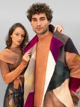 Tapado oversize desestructurado de lana merino afieltrada, ensamblada y teñida en degradé. Con bolsillos laterales, puños amplios y cierre con broches ocultos. Más largo en la parte inferior trasera.