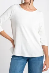 Remera blanca de punto con cuello redondo y mangas 3/4.