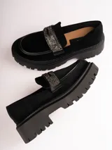 Mocasines negros de gamuza con suela track y apliques de strass en el empeine.