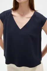 Blusa de viscosa color azul marino, sin mangas, con escote en V y corte al cuerpo.