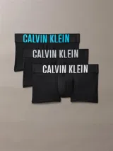 Pack de tres bóxers tipo trunk de Calvin Klein, color negro. La cinturilla elástica distintiva presenta el logo de la marca en tres colores: azul cian, blanco y blanco.