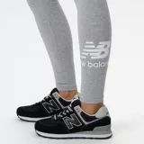 Calza deportiva New Balance de tiro medio, confeccionada en tejido de algodón y elastano. Presenta una silueta ajustada con cintura elástica y logo de la marca estampado en la parte inferior de la pierna.