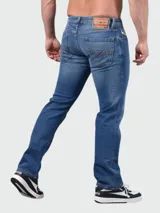 Pantalón de jean Diesel modelo 1985 Larkee de corte recto, color azul denim con lavado claro y detalles de costuras en contraste.