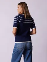 Buzo azul de tejido acanalado marca Rio & Rian. Tiene escote a la base y apliques de botones en la sisa.