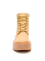 Bota Caterpillar modelo Colorado Max W, de color amarillo tostado, confeccionada en cuero con cuello acolchado en tono marrón oscuro. Cuenta con plataforma gruesa y suela dentada de goma.