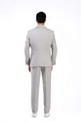 Ambo de corte comfort fit confeccionado en una mezcla de lino, viscosa y poliéster. El conjunto incluye un saco de dos botones con bolsillos laterales y un pantalón de corte recto, ofreciendo una textura suave y mayor resistencia a las arrugas que el lino tradicional.