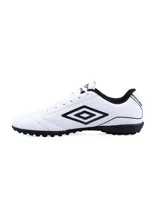 Championes de fútbol Umbro modelo Classico III TF, diseñados para césped sintético. Presentan un diseño en color blanco con detalles en verde neón en el logo lateral, interior y suela.