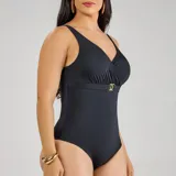 Malla enteriza modeladora color negro, con escote en V cruzado, frunces en el busto y detalle de cinto con hebilla dorada en la cintura.