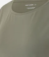 Remera deportiva Get Over de microfibra texturizada color rojo, con mangas cortas, cuello redondo y corte holgado.