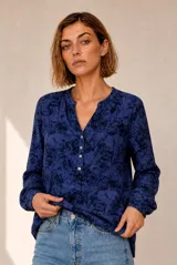 Blusa azul de manga larga con estampado abstracto oscuro, escote en V con cuello mao y cierre frontal de botones.
