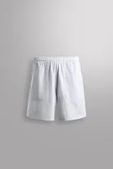 Pantalones cortos tipo jogger de corte relajado confeccionados en tejido de algodón. Presentan cintura elástica con cordón interior, bolsillos frontales en la cadera y un bolsillo trasero de plastrón.