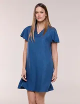 Vestido corto Tash & Sophie de color azul, con silueta evasé y textura denim levemente jaspeada. Presenta escote en V con frunces, mangas cortas tipo mariposa y diseño holgado.