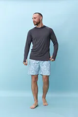 Bermuda de hombre azul con estampado de flores blancas y cordón ajustable en la cintura.