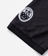 Polo de manga corta con cuello camisero y cierre frontal de botones. Presenta un diseño boxy fit con estampado gráfico en el pecho y detalle en la manga. Confeccionada en tejido técnico de microfibra.
