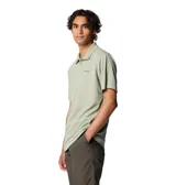 Remera polo de manga corta de la marca Columbia, color verde, con cierre frontal de tres botones y logo bordado en el pecho.