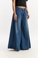 Pantalón jean súper oxford de tiro medio, color gris oscuro con efecto gastado, ajustado en la parte superior y con una apertura extra amplia hacia el ruedo.