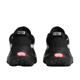 Championes Vans modelo MTE Crosspath, color negro con detalles en blanco. Diseño de perfil bajo con capellada de textil y malla reciclada, entresuela UltraCush para mayor amortiguación y suela de goma antideslizante con alta tracción.
