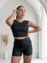 Top negro con breteles finos y espalda descubierta.