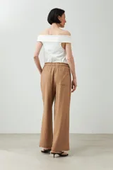 Pantalón negro de lino, corte palazzo, con cintura elástica y cordón ajustable.