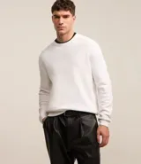 Suéter blanco de tejido de punto maquinetado, con cuello redondo y manga larga.