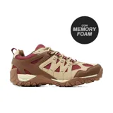 Championes de trekking Hi-Tec modelo Patsy, con diseño de paneles en tonos marrón, beige y bordó. Presentan suela de goma robusta con relieve para mayor tracción y tecnología de plantilla memory foam.