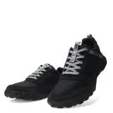 Championes urbanos Caterpillar modelo Hex Ready Low Mesh, color negro. Presentan una capellada que combina lona y gamuza, con cordones grises y logo de la marca en el lateral. Cuentan con una mediasuela de EVA liviana y suela de goma con patrón hexagonal para mayor tracción.
