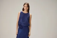 Top negro sin mangas con estampado geométrico y manchas texturizadas en tonos marrones y beige, con silueta balloon.