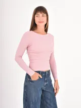 Remera de manga larga con diseño de rayas horizontales finas en blanco y negro, cuello redondo y corte ajustado.